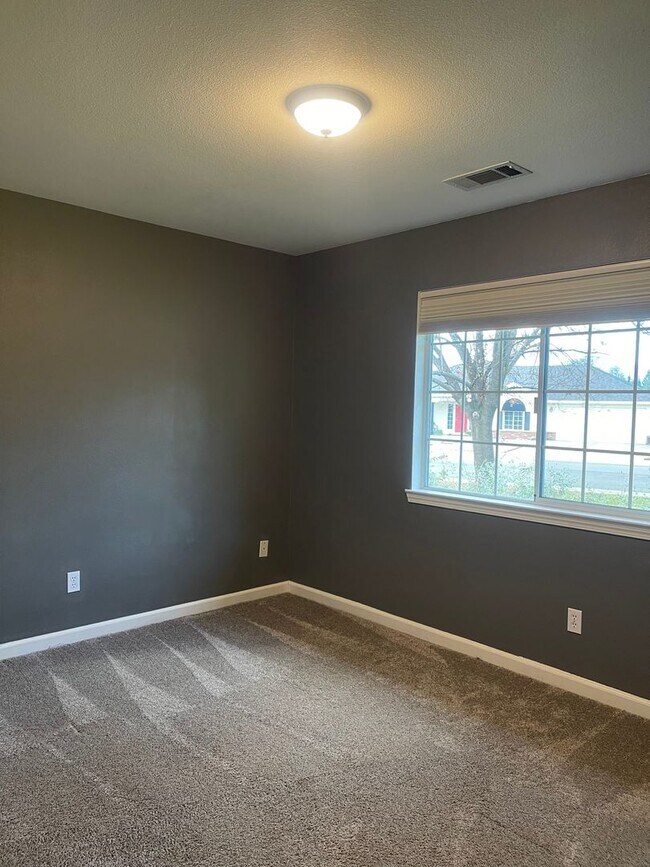 Building Photo - 3 BED 2 BATH HOUSE WITH FENCED BACKYARD IN THE COUNTRY HEIGHTS SUBDIVISION