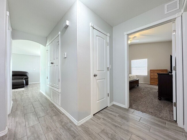 Building Photo - Beautiful 3 Bed 2 Bath with Refrig A/C!