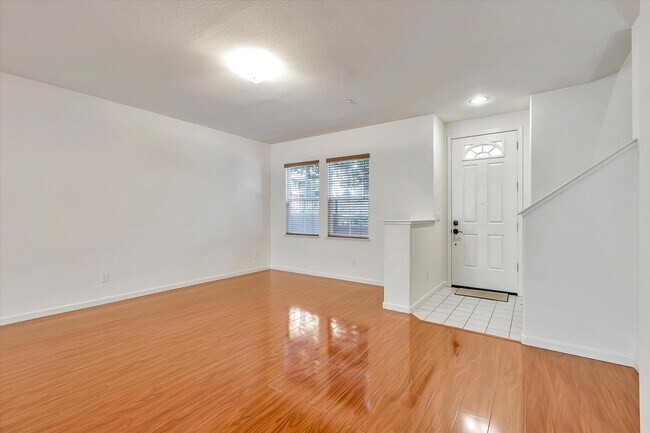 Building Photo - Beautiful Communication Hill Townhome