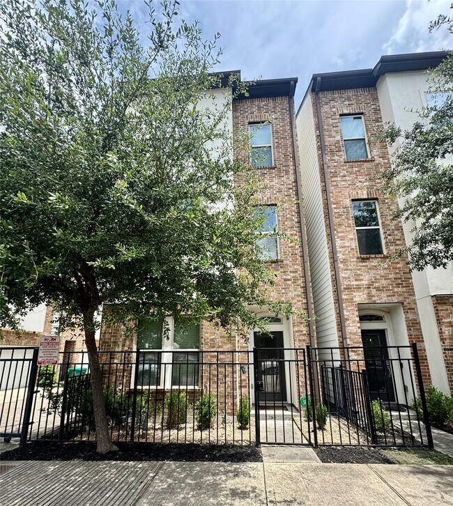 Building Photo - 710 Clark St