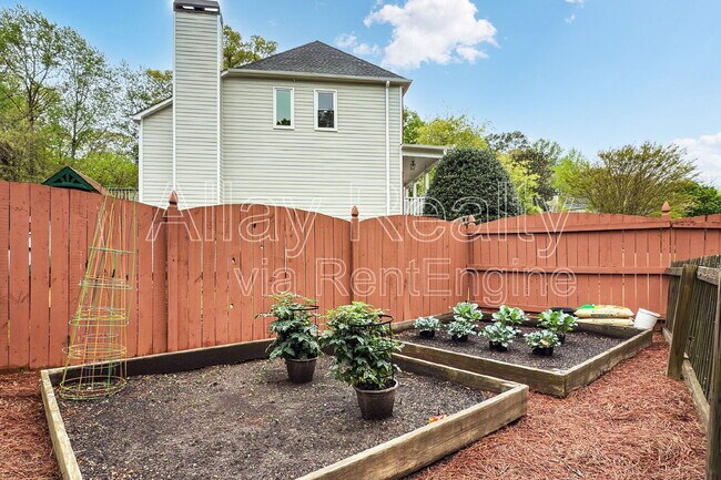 Building Photo - 371 Fenbrook Way SW