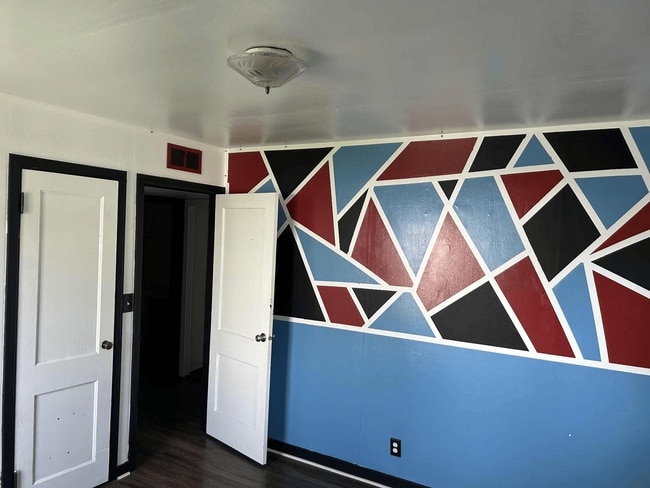 Building Photo - 128 Elm St