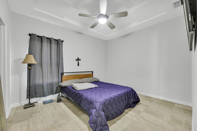 Building Photo - 708 E La Cantera Ave