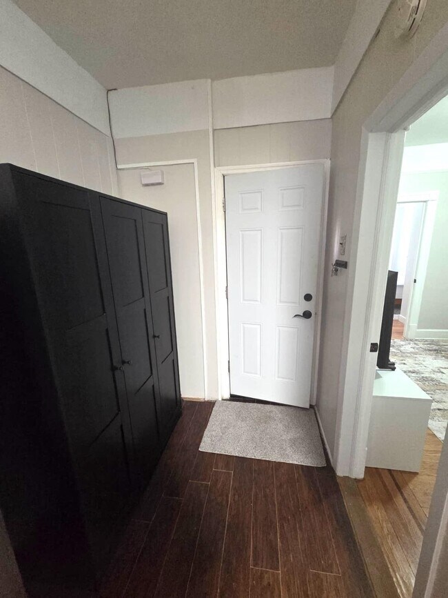 Building Photo - 391 Woodlawn Ave