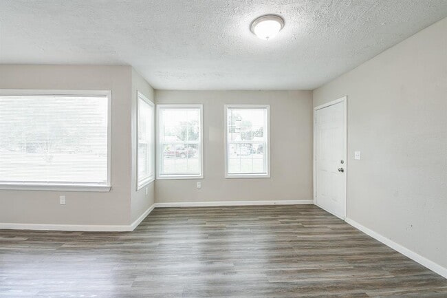 Building Photo - 319 Rustic Dr
