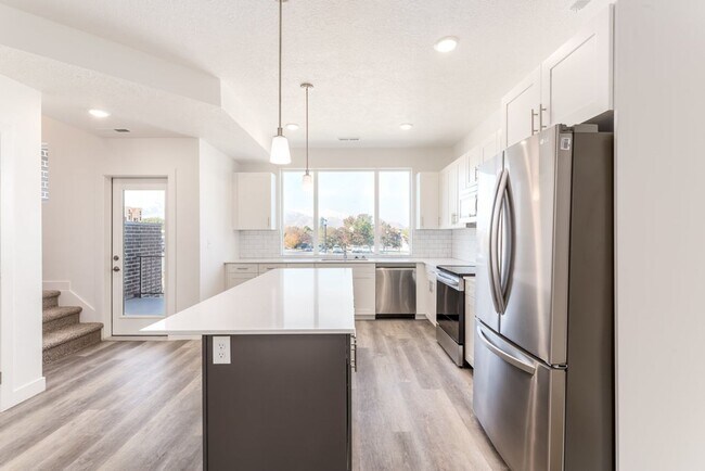 Building Photo - Gorgeous Brand New Townhome!