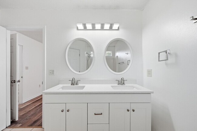 Building Photo - Renovated Home in Niceville!