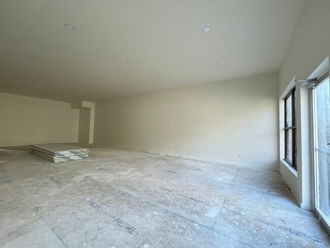 Building Photo - 911 E 5th St