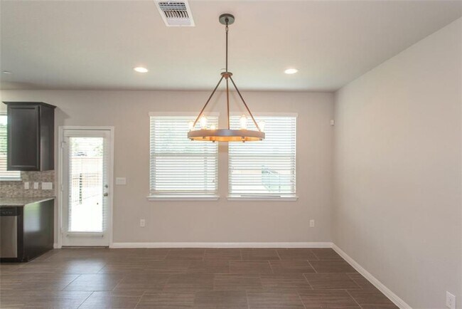 Building Photo - 1001 Zodiac Ln