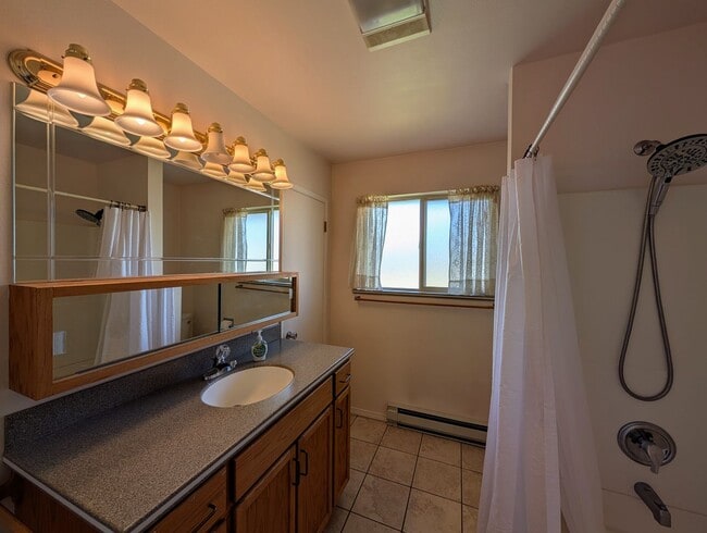 Building Photo - Over Sized 3-Bed, 2.5-Bath SFH w/ 2-Car Garage, & Fenced Backyard!