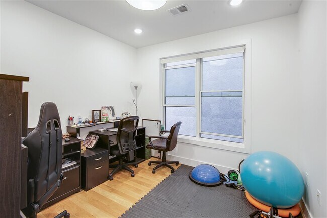 Building Photo - 382 7th St