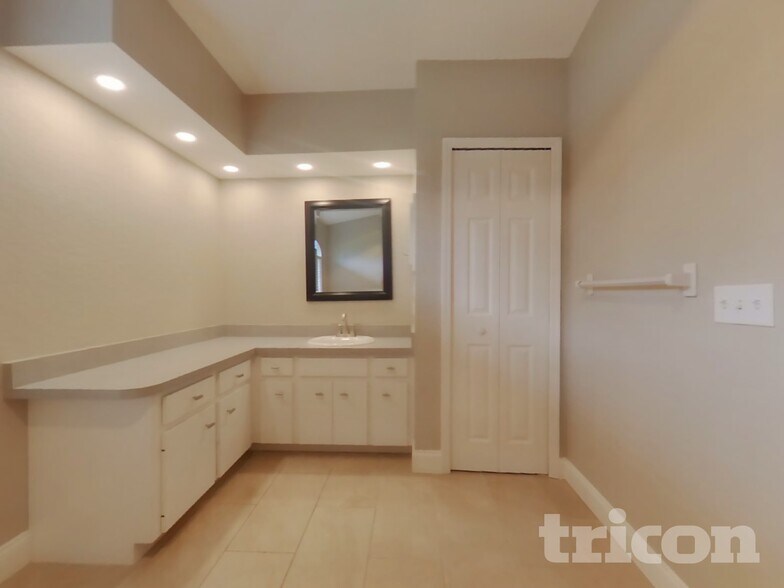 Building Photo - 3598 N Biscayne Dr