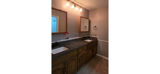 Building Photo - Spacious and Stunning 3 Bedroom 2 Bath Home in Longview!