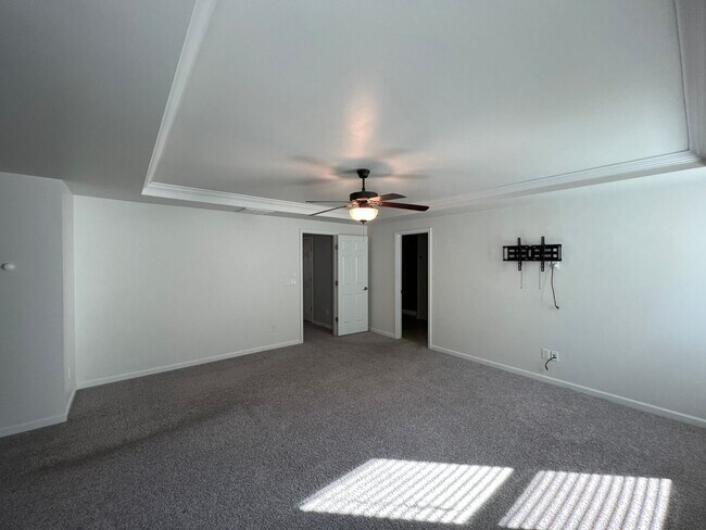 Building Photo - 4 Bedroom 3 Bath - Gorgeous Backyard in Le...