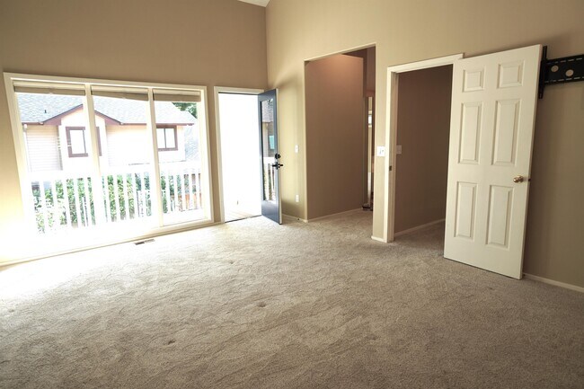 Building Photo - 1394 E Holly St