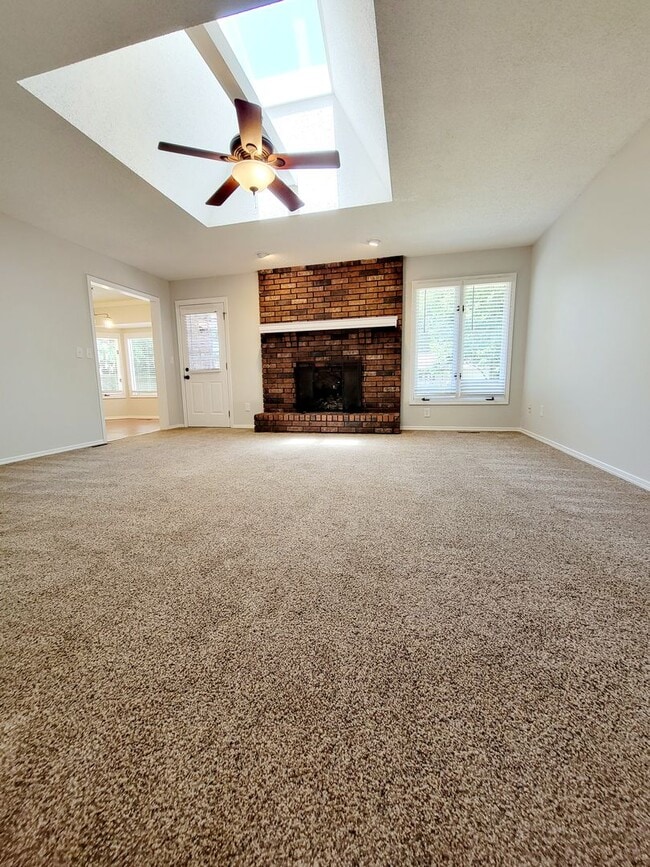 Building Photo - Primrose Market Place Area - Mission Hills Subdivision