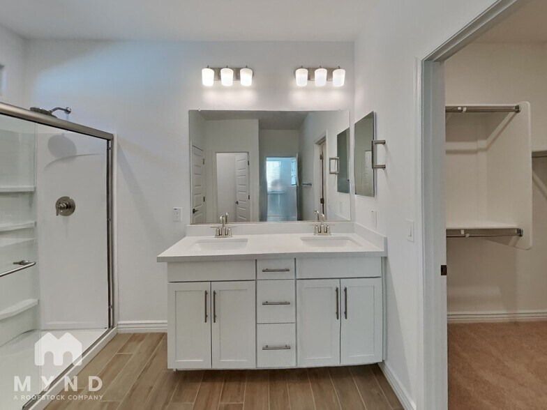 Building Photo - 9959 W Whitton Ave