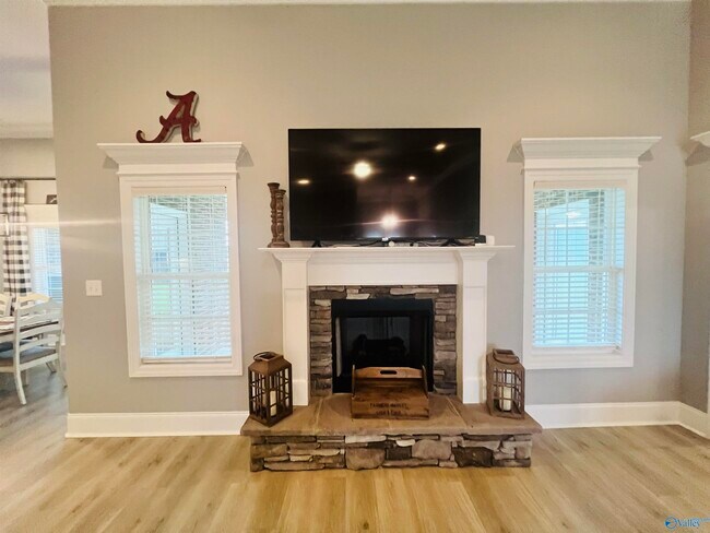 Building Photo - 17123 Stonegate Dr