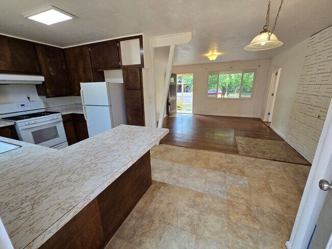 Building Photo - West-Flagstaff 4bd/2ba House Near NAU & CCC -Students & Pets OK!! Avail. July 10th!