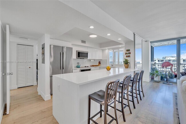 Building Photo - 2655 Collins Ave