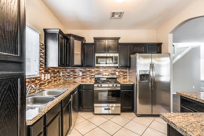 Building Photo - Gorgeous 4 Bedroom Home In Horizon with Refrigerated Air!