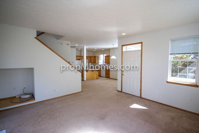 Building Photo - Beautiful Three Bedroom Townhouse - Prime Clackamas Location!