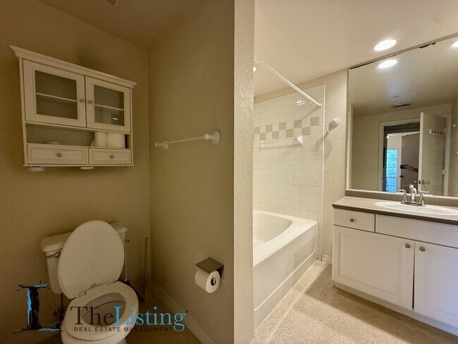 Building Photo - 402 S Armenia Ave