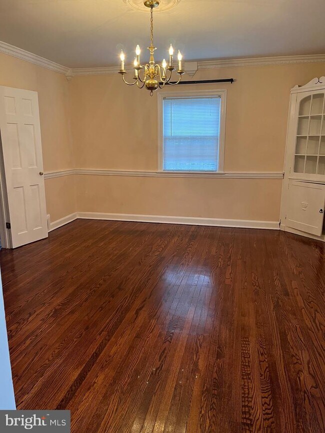 Building Photo - 102 Hillside Cir