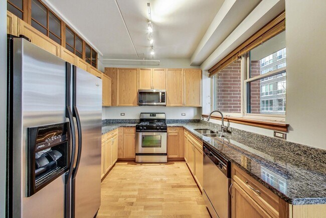 Building Photo - 873 N Larrabee St