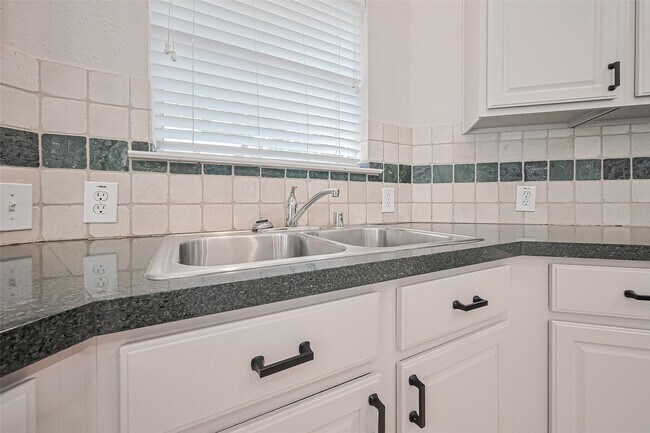 Building Photo - 134 E Foxbriar Forest Cir