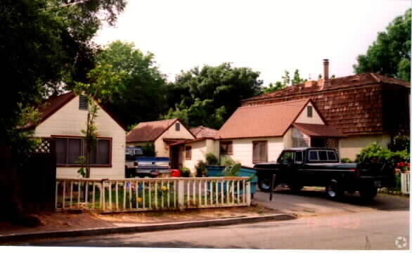 Building Photo - Canary Cottages