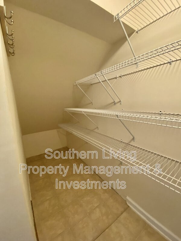 Building Photo - 2601 Silverthorn Dr