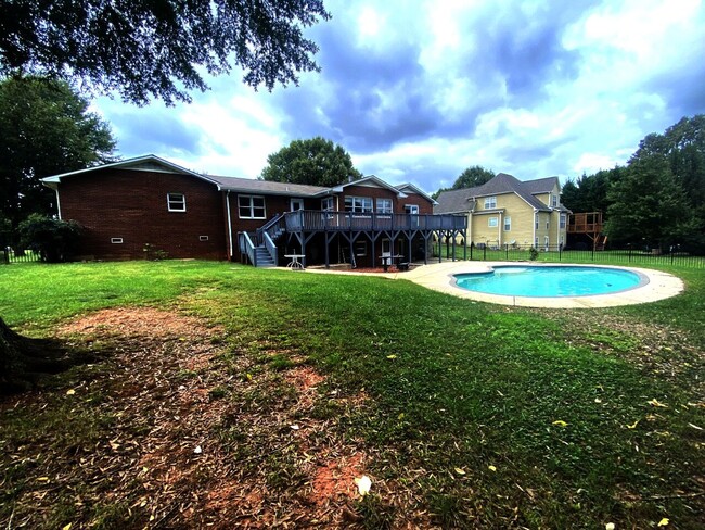 Building Photo - Spacious 1 acre house with pool