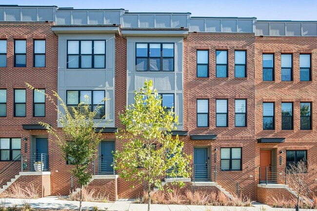 Building Photo - Spacious 4-level Home| 3 bedrooms + Garage parking!