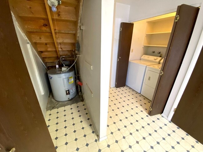 Building Photo - 3 Bedroom, 1.5 Bathroom Townhouse Next to High School and Middle School