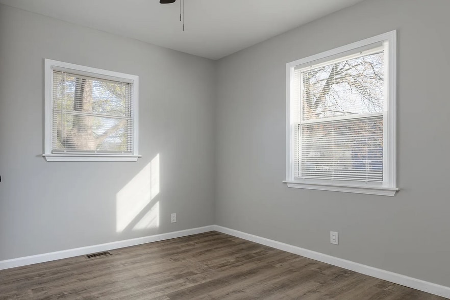 Building Photo - 318 Bronson St