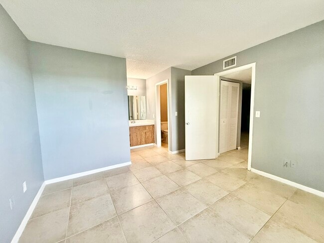 Building Photo - 455 Alt 19