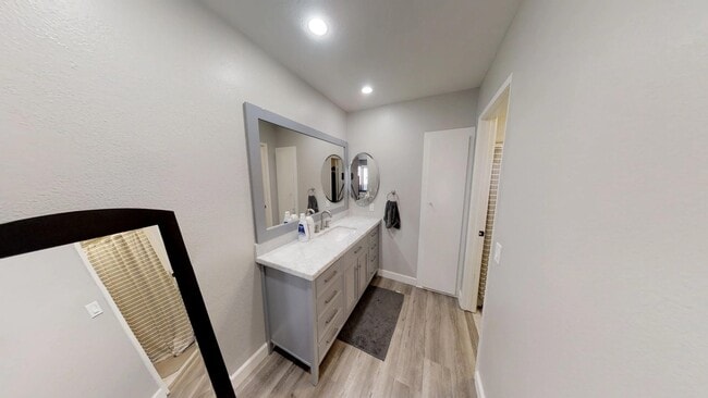 Building Photo - 2/2 Downstairs Condominium located in San ...