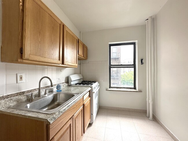 Building Photo - 117 Corbin Ave