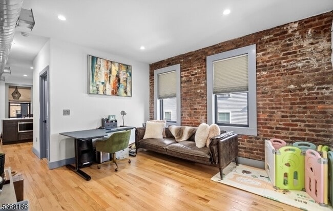 Building Photo - 31 Heckel St