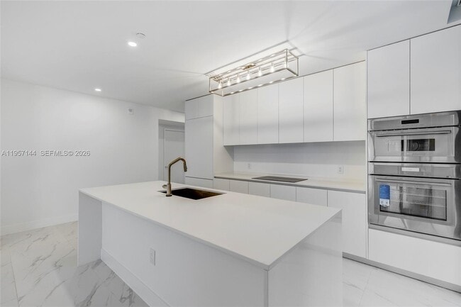 Building Photo - 700 NE 24th St