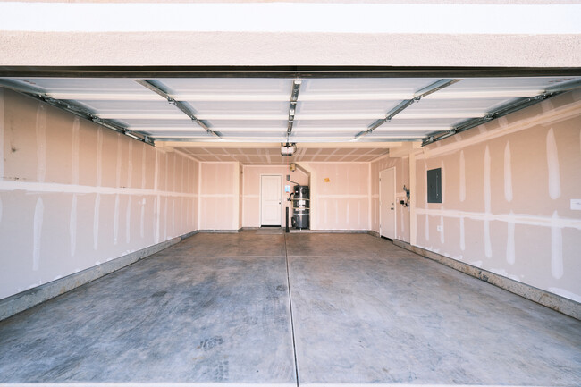 Building Photo - 2129 Shady Tree Cir