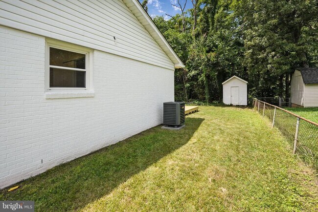 Building Photo - 14332 Belleville Ave