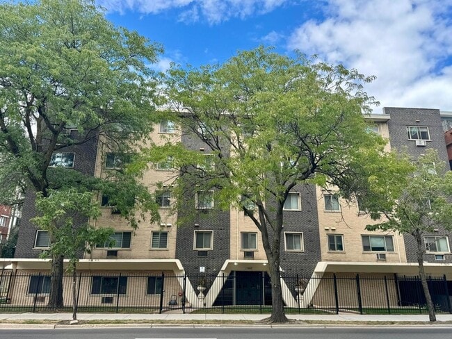 Primary Photo - 1060 W Hollywood Ave
