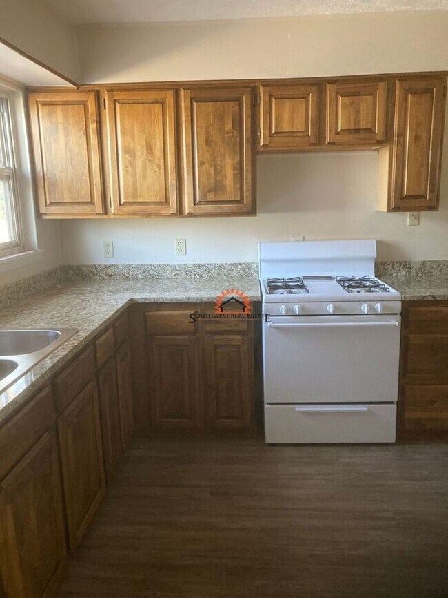 Building Photo - 3 Bed 1 3/4 Bath Single Car Garage with wo...
