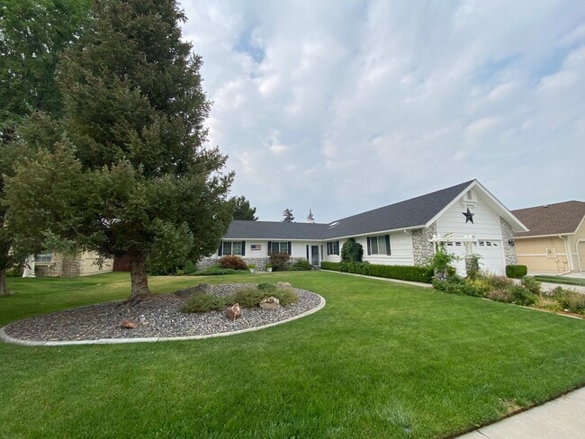 Building Photo - 4/3/2 Beautiful Home in Minden