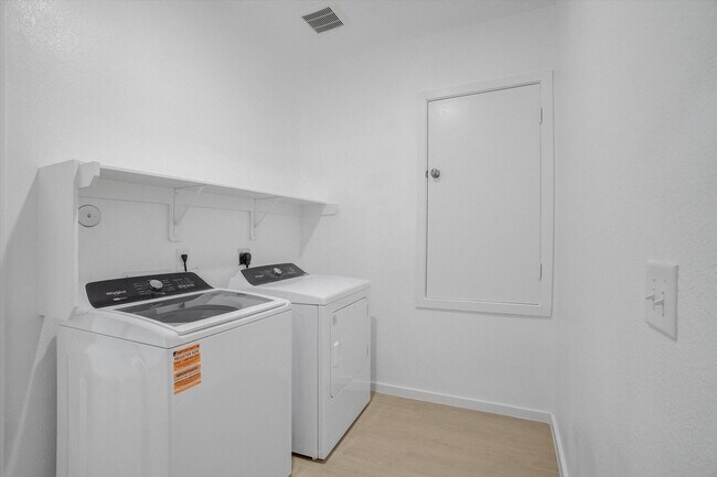 Building Photo - 511 Louis Ln