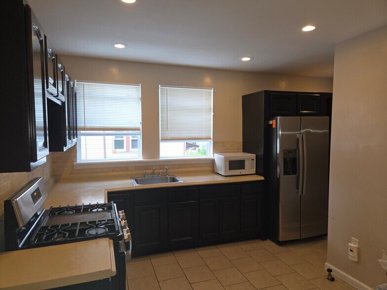 Building Photo - 48 Hazelwood Ave