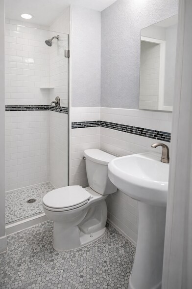 Building Photo - 1212 Como Ave SE