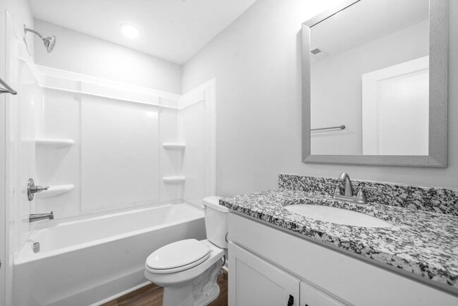 Building Photo - 4 Bedroom Home For Rent Near Downtown Clarksville!